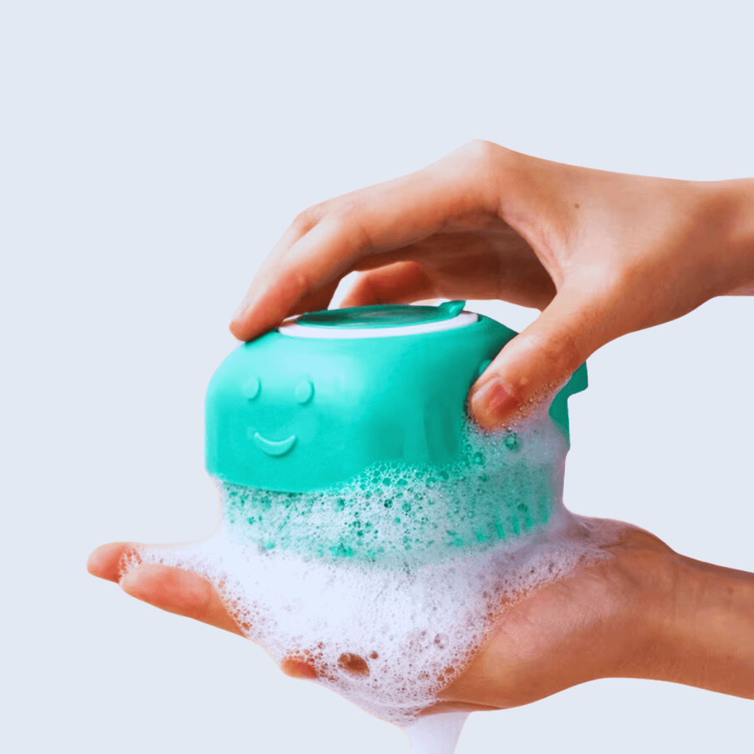 Stressfreies Baden mit der PFLEGE ZAUBER 3-in-1-Badebürste für Hunde, ideal für empfindliche Haut.