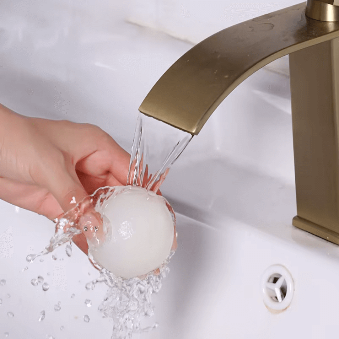 Praktischer FUSSEL FREI ELEGANZ Tierhaar Entferner bei der Arbeit oder im Café.