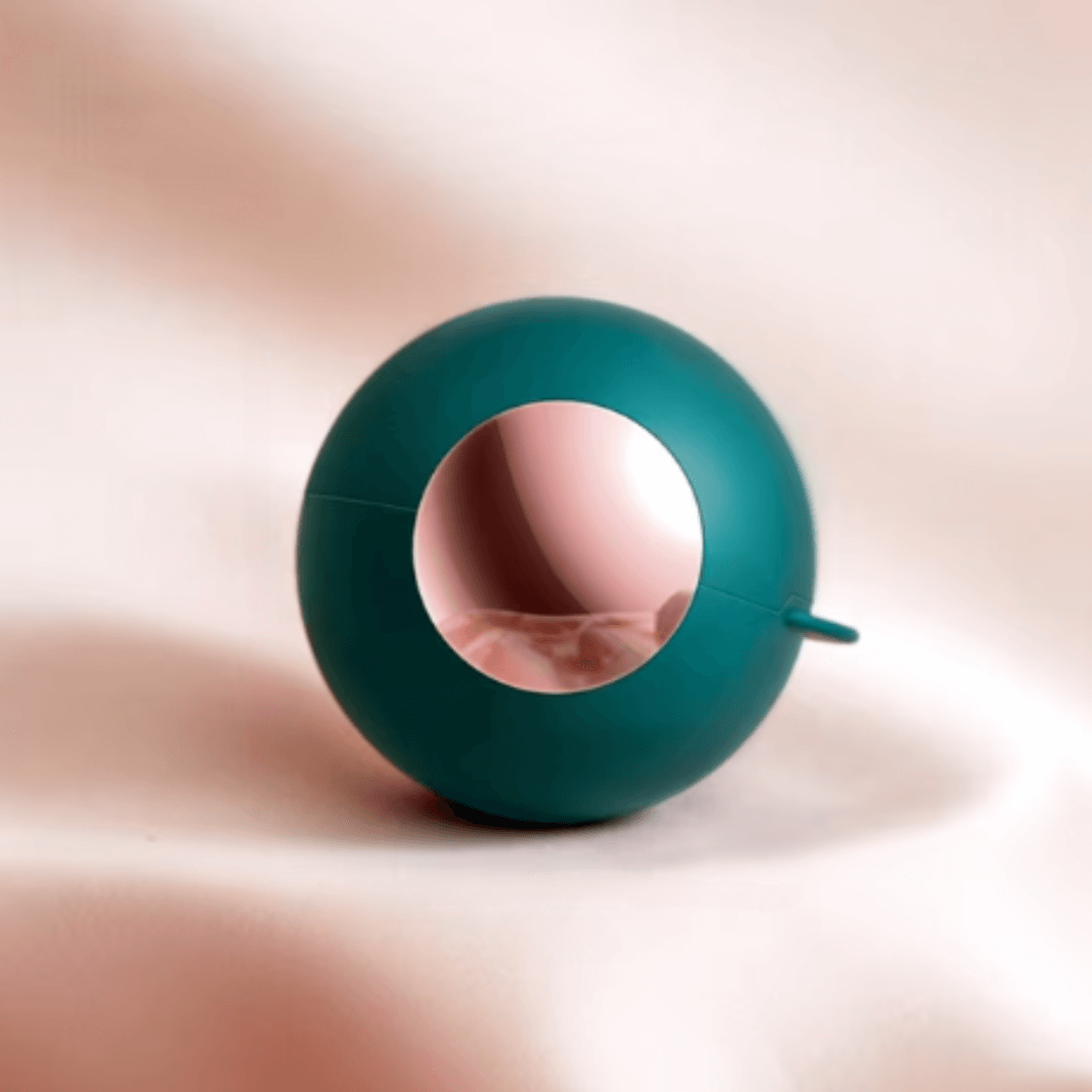 FUSSEL FREI ELEGANZ Tierhaar Entferner in der Hand, praktisch für jeden Ausflug.