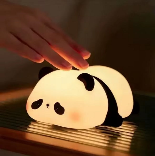 Panda Nachtlicht in verschiedenen Perspektiven, das ideal als Geschenk für Kinder dient und eine sichere, süße Begleitung bietet