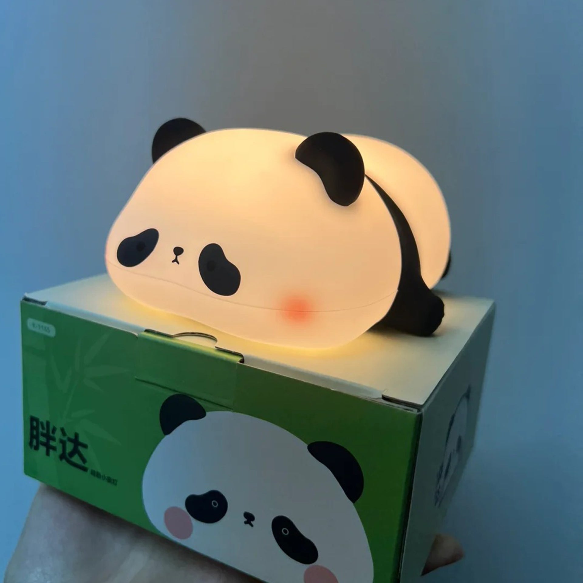 Nahaufnahme des Panda Nachtlichts aus Silikon, ideal für eine beruhigende Nachtruhe und umweltfreundlich mit energiesparender LED-Technologie