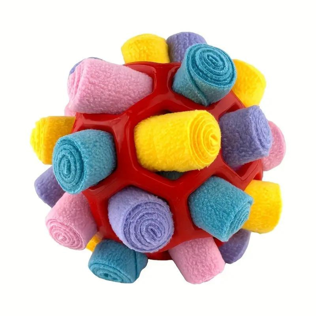 Ein glücklicher Hund entdeckt Leckerlis mit dem SCHNÜFFEL TRAINER - Das interaktive Spielzeug für geistige und physische Anregung.