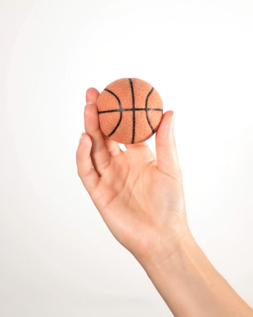 Basketball BUDDY. Hundespielzeug aus Schafwolle - natürlich schwimmfähig und schadstofffrei