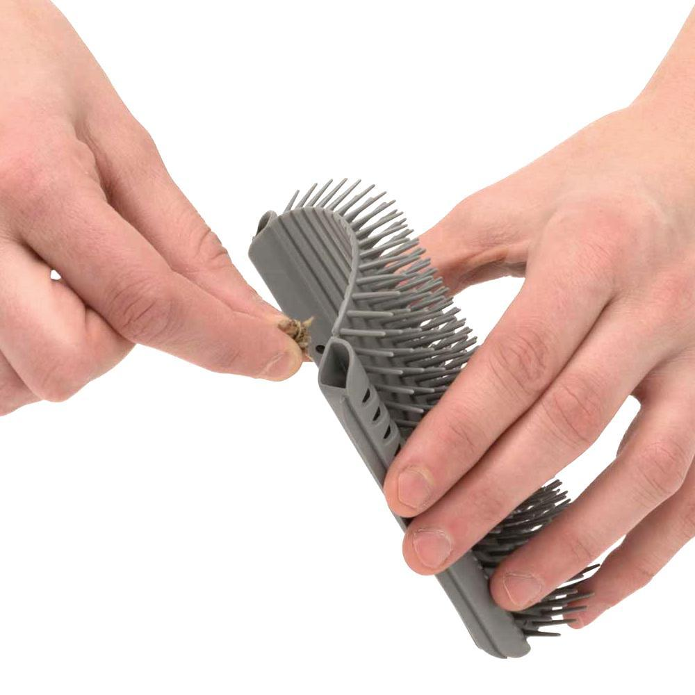 Graue und weiße FELLZAUBER Katzenbürste, ideal für die Fellpflege für Katzen.