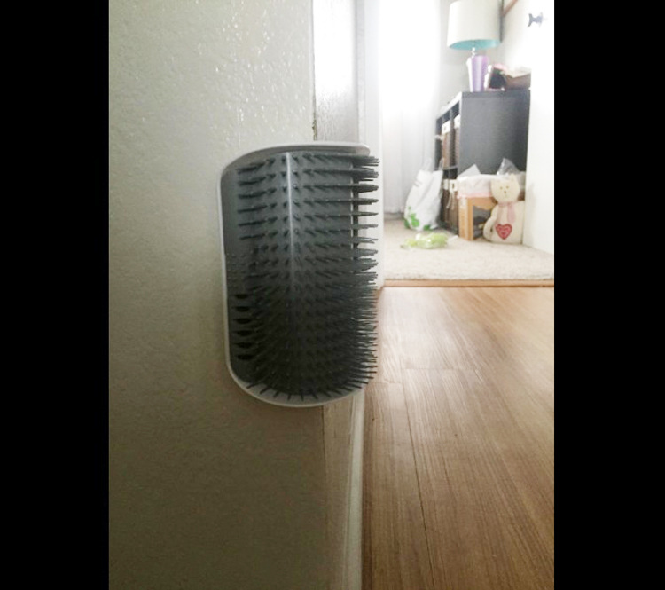 Die FELLZAUBER Katzenbürste ist einfach zu montieren und sorgt für optimale Fellpflege für Katzen.