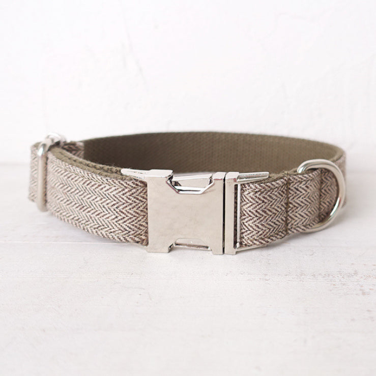 Schönes Hundehalsband personalisiert mit Namen und Telefonnummer für mehr Sicherheit.