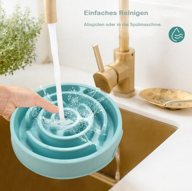 Der Anti Schling Napf Hund klein - gesundes Fressen ohne Schlingen wird unter Wasser gereinigt, ideal für einfache Pflege und Hygiene.