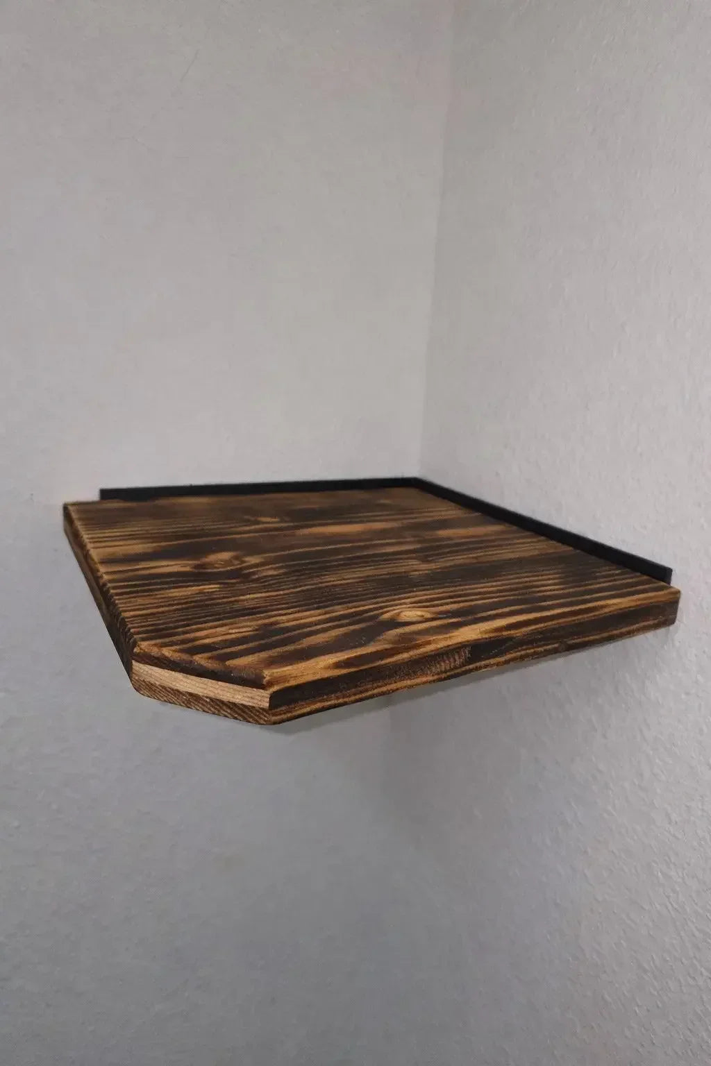 Eckpodest abgeflammt - Kletterpodest aus Massivholz für die Katzenwand