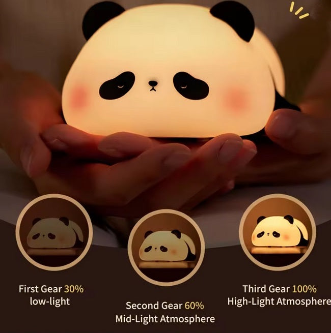 Süßes Panda Nachtlicht aus Silikon bei Nacht, perfekt als Einschlafhilfe für Kinderzimmer mit Touch- oder Sprachsteuerung