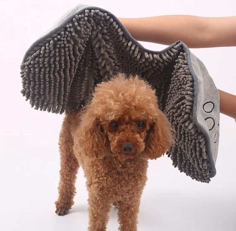 Saugstarkes Hundehandtuch mit super saugfähigem Chenille-Material, perfekt für Hunde nach dem Schwimmen oder Gassigehen.